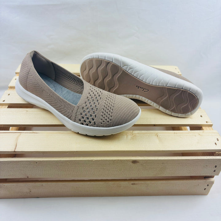 Clarks Slip On Shoes - Women's Size 7.5 (Youth 6)