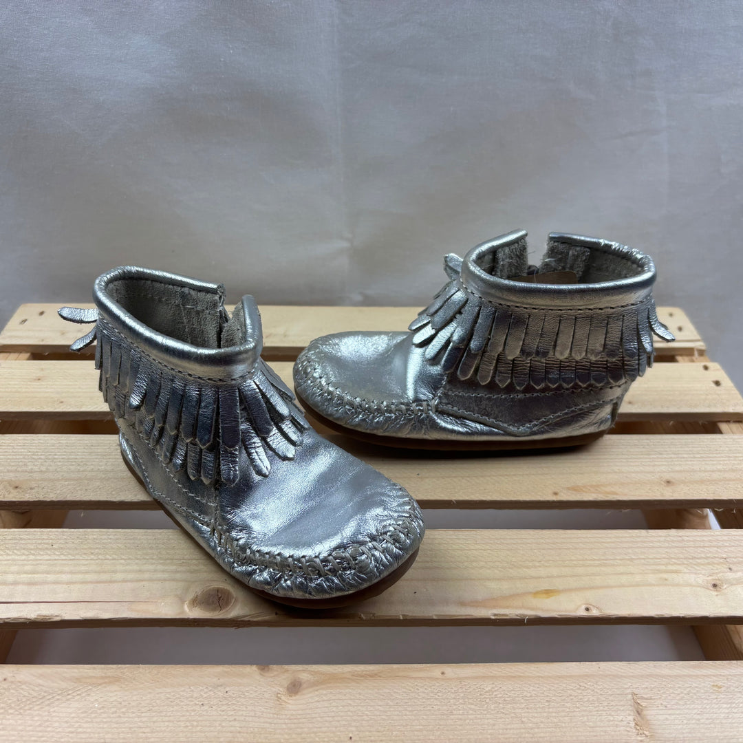 Minnetonka Kids Fringe Side Zip Boots - Size 6 Toddle