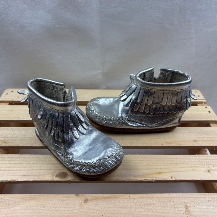 Minnetonka Kids Fringe Side Zip Boots - Size 6 Toddle