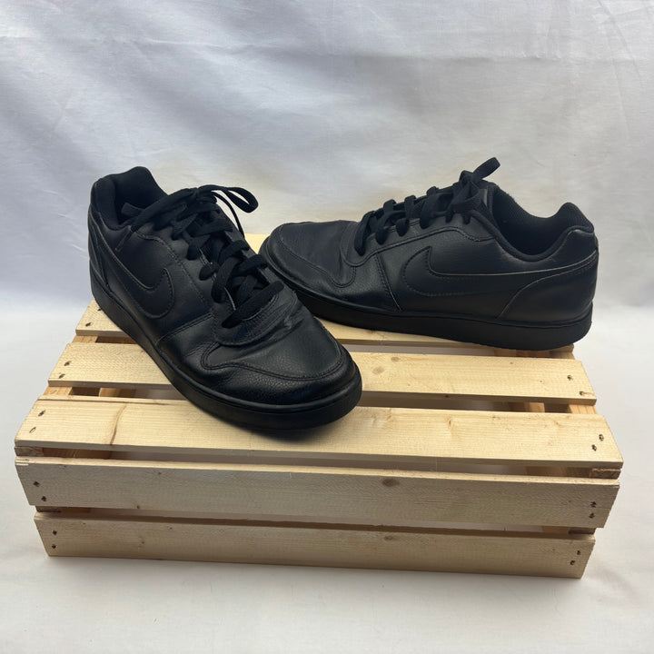 Nike Sneakers - Size 9.5 Mens (43 Euro)