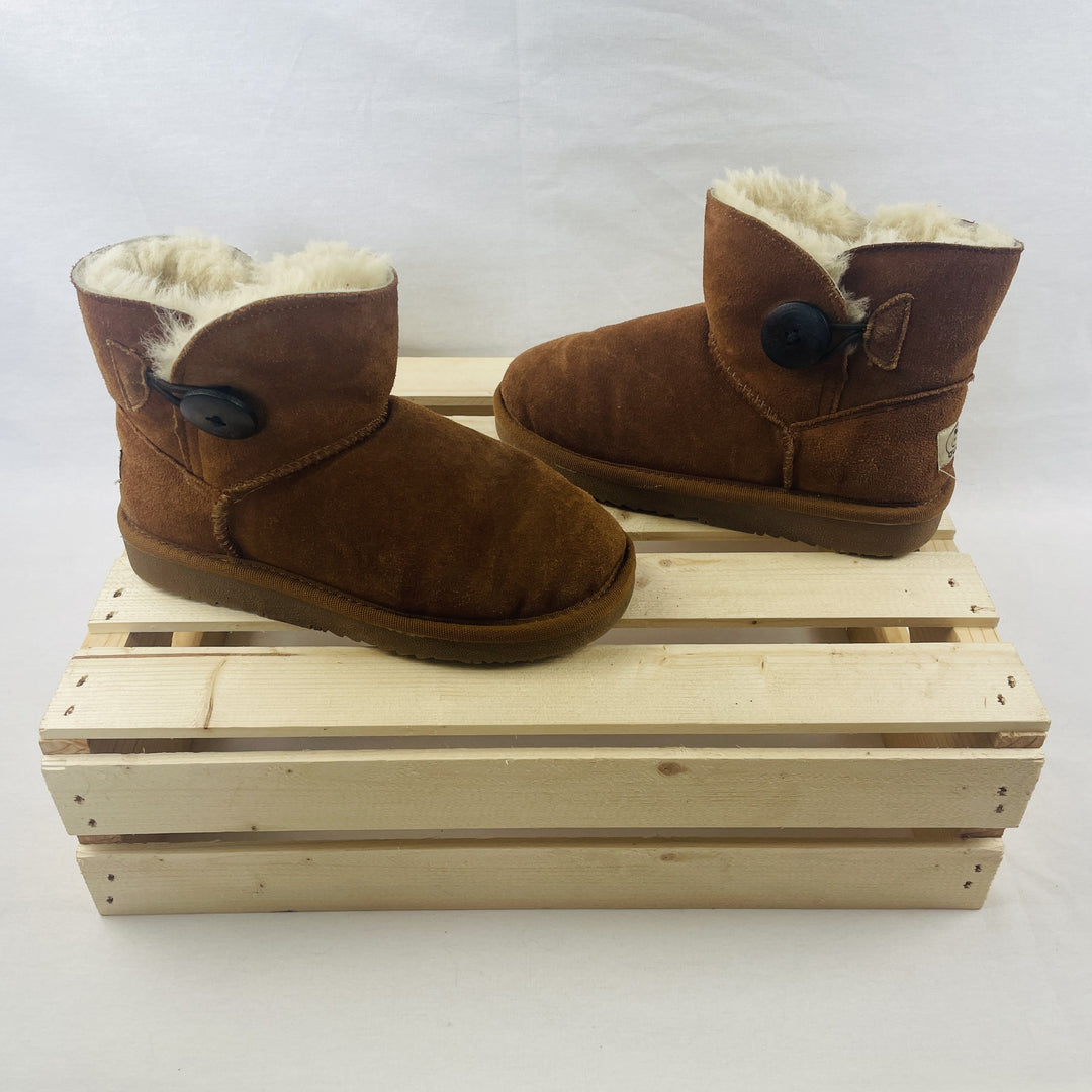 AUAPB Sheepskin Boots - Size 4 Youth