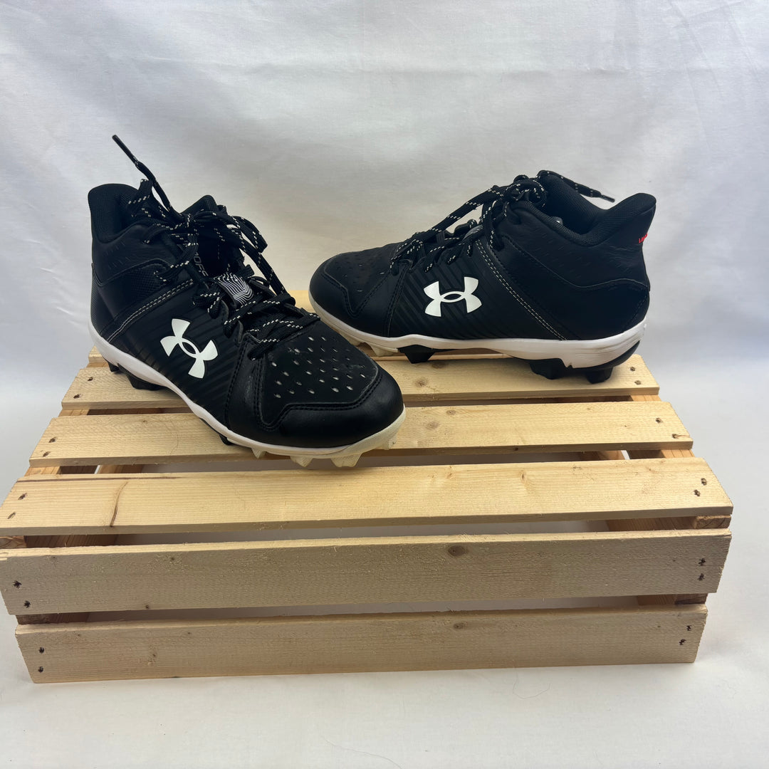 Under Armour Leadoff Baseball Cleats - Size 4.5 Youth
