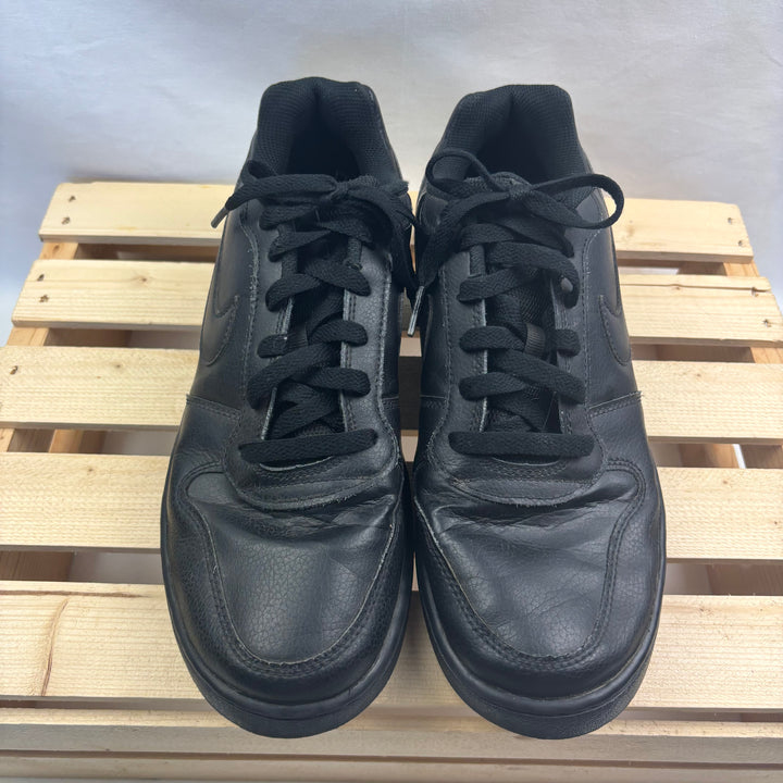 Nike Sneakers - Size 9.5 Mens (43 Euro)