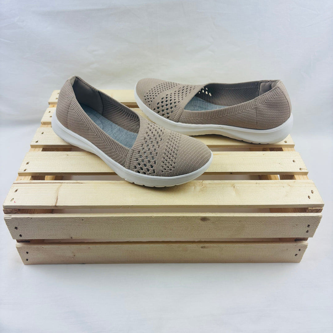 Clarks Slip On Shoes - Women's Size 7.5 (Youth 6)