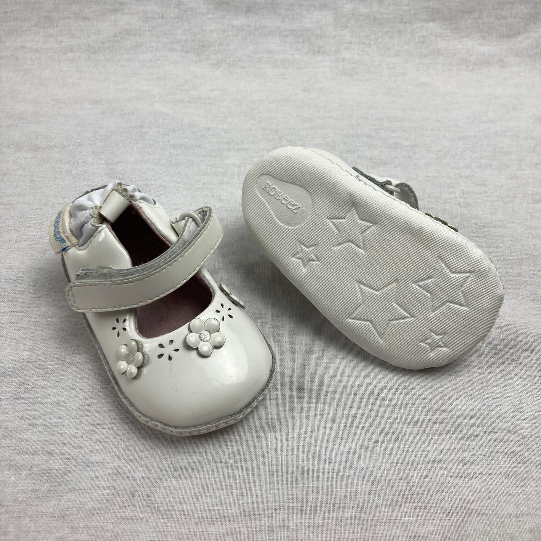 Robeez Baby Shoes - Size 2 Baby (0-6M) - Pitter Patter Boutique